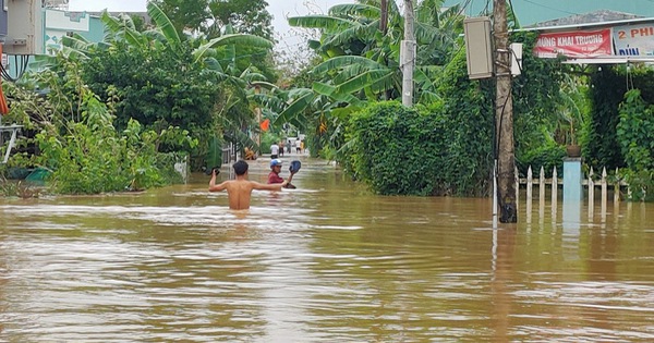 Lũ từ Quảng Bình đến Bình Định đang lên nhanh, mưa vẫn còn rất lớn