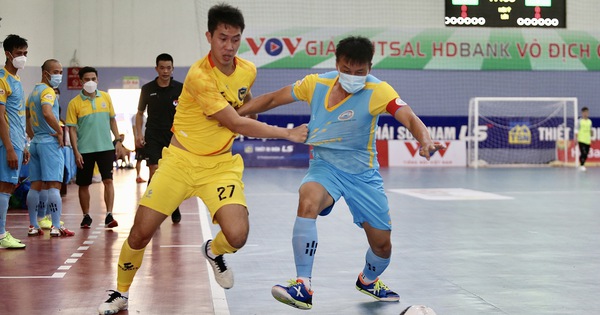 Cầu thủ futsal Khánh Hòa đeo khẩu trang thi đấu với Sahako