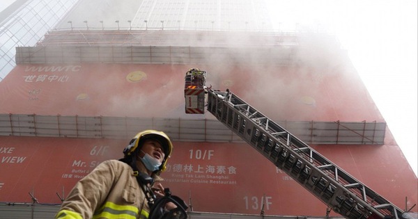 香港世貿中心起火，150多人被困