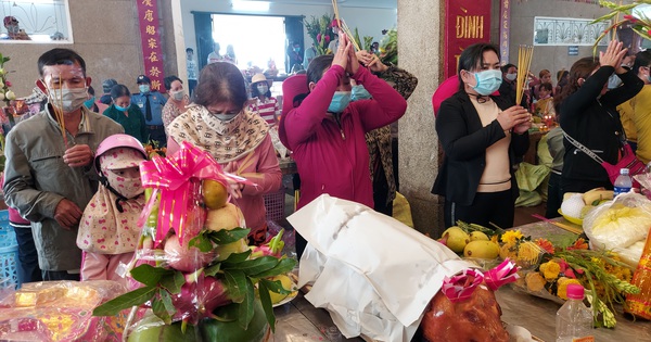 Hàng ngàn người đổ về viếng Bà chúa xứ Núi Sam dịp rằm tháng giêng