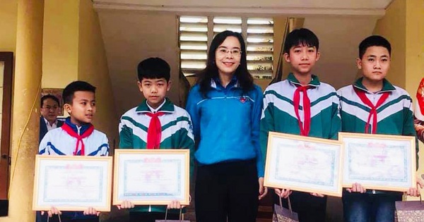 Tuyên dương 5 nam sinh nhặt được tiền trả người đánh rơi
