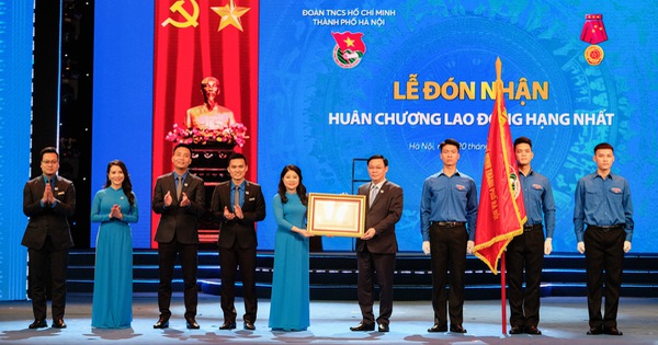 Thành đoàn Hà Nội đón nhận Huân chương Lao động hạng nhất