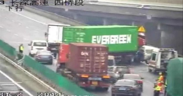 Dân mạng Trung Quốc sốt vì xe container Evergreen mắc kẹt ...
