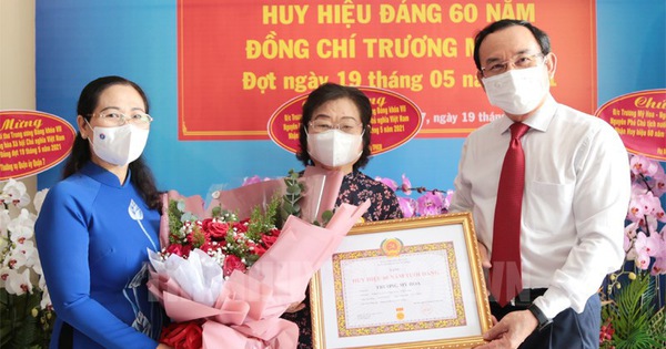 Nguyên Phó chủ tịch nước Trương Mỹ Hoa nhận huy hiệu 60 năm tuổi Đảng