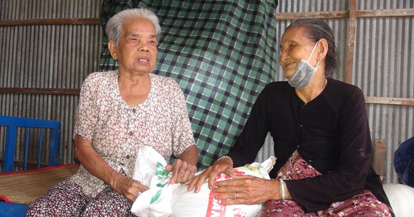 Cụ già 80 tuổi bán rau kiếm tiền tặng người nghèo - Tuổi Trẻ Online