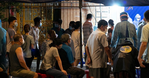 Chen chúc lấy mẫu xét nghiệm COVID-19 tiềm ẩn nguy cơ lây lan dịch - Vimarsana News