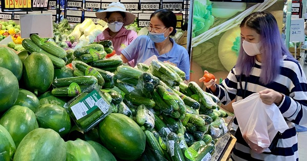 Siêu thị ưu tiên giao thực phẩm tận nhà - Báo Tuổi Trẻ
