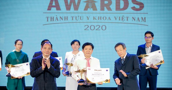 Bác sĩ Tú Dung nhận cúp vàng Thành tựu y khoa Việt Nam 2020