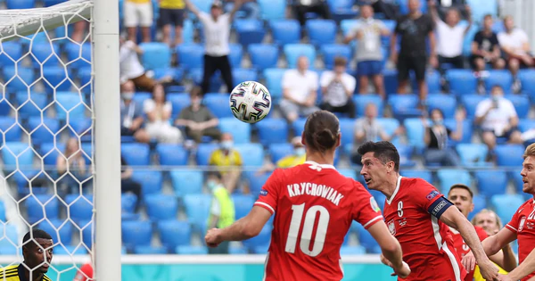 Lewandowski 'trả giá' với cú đánh đầu đập xà trước... khung thành trống - Vimarsana News