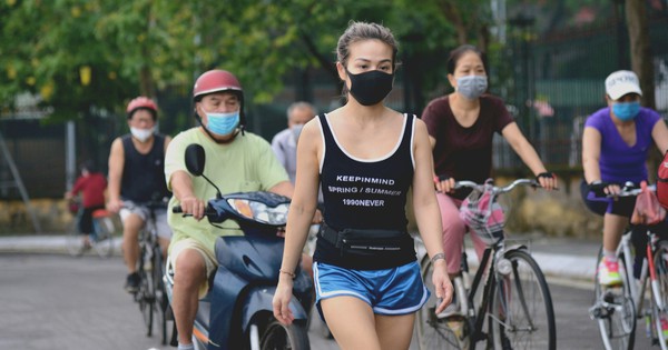Dân Hà Nội đổ ra đường, đến công viên hít thở khí trời sau nhiều ngày giãn cách - Vimarsana News