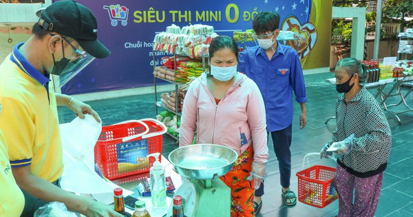 Người nghèo tay xách nách mang đi siêu thị mini 0 đồng - Vimarsana News