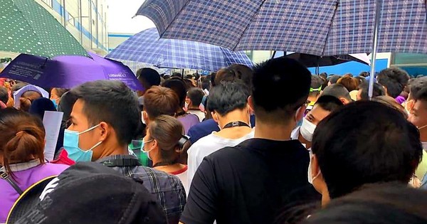 Công nhân đi xét nghiệm 'đông như trẩy hội', quên cả 5K phòng COVID-19 - Vimarsana News