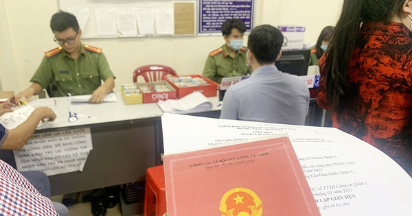Từ 1-7, chấm dứt cấp sổ hộ khẩu, sổ tạm trú giấy - Vimarsana News