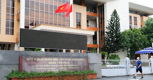 UBND quận Tân Phú tạm dừng giao dịch trực tiếp: Trường hợp cấp bách, người  dân nộp hồ sơ thế nào? - Tuổi Trẻ Online