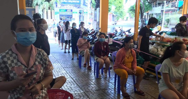 Đội nắng 30 phút xếp hàng, nhiều người được siêu thị phát phiếu hẹn đến 22h - Vimarsana News