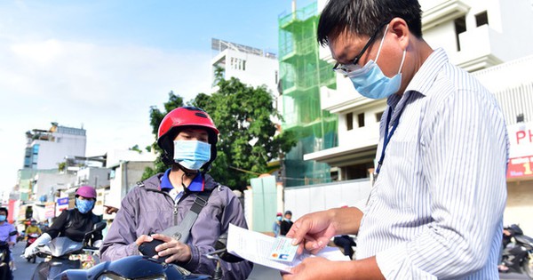 HỎI - ĐÁP về COVID-19: Phải chứng minh trong danh sách điểm bán hàng thiết yếu mới được đi bán hàng? - Vimarsana News