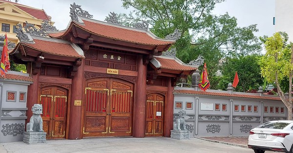 Đền Mẫu ở Thái Bình mở khóa lễ khi đang chống dịch, xua đuổi người quay phim - Vimarsana News