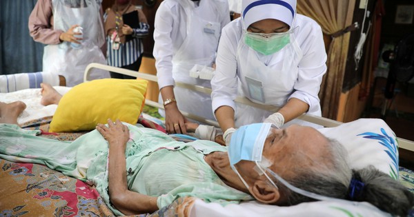 Singapore kêu gọi người già chưa tiêm vắc xin ở trong nhà - Vimarsana News