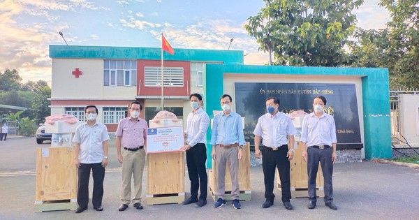 Trao gói thiết bị y tế 3,85 tỉ đồng cho huyện Dầu Tiếng chống dịch COVID-19 - Vimarsana News