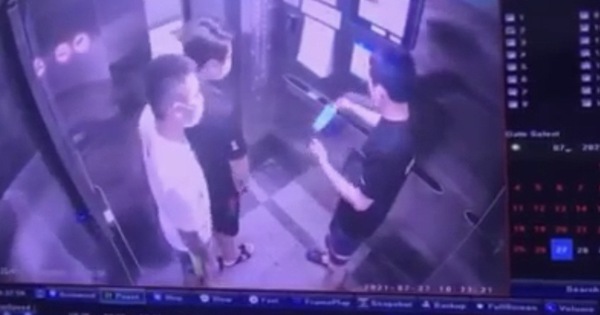 Clip 'kinh tởm': Liên tục khạc nhổ, vứt khẩu trang trong thang máy chung cư