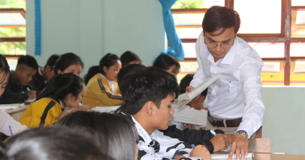 Thầy cô ở lại trường với học sinh nội trú - Vimarsana News