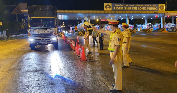 'Không có giấy thông hành phải quay đầu kiếm chỗ ngủ, ngày mai đi xét nghiệm' - Vimarsana News