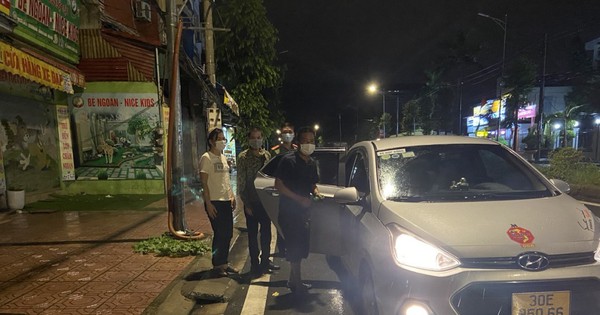 Cặp vợ chồng đi bộ về quê chịu tang mẹ được chốt kiểm soát dịch giúp đỡ - Vimarsana News