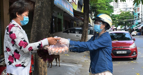Điền phiếu gửi tổ cứu trợ, người Nha Trang được nhận hàng cần mua đưa đến tận nhà - Vimarsana News