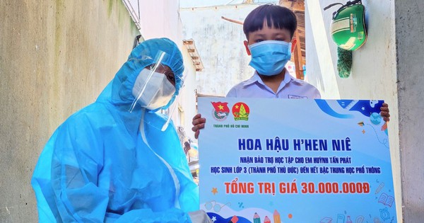 Thương trẻ mồ côi trong dịch COVID-19, nghệ sĩ góp tiền bảo trợ học hành, cuộc sống cho các em - Vimarsana News