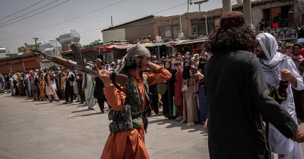 Sân bay Kabul căng thẳng: Mỹ siết bên trong, Taliban chặn bên ngoài - Vimarsana News