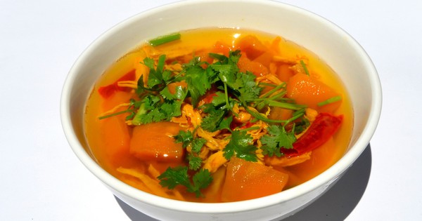 Mẹ trực bệnh viện, cha con ở nhà đơn giản tiết kiệm với canh bí ngô nấu gà khô - Vimarsana News