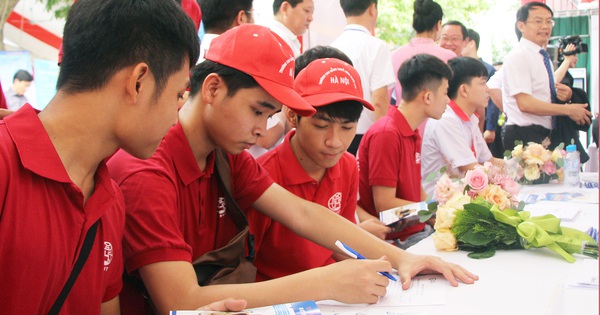 Bố mẹ hết tiền, học sinh phải nghỉ học, trường nghề xin gói vay - Vimarsana News