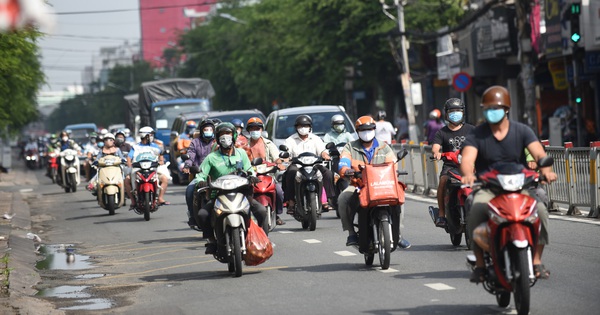 TP.HCM sáng 21-8 đường sá, nhà thuốc đông nghịt người, có nơi chốt kiểm soát phải 'xả trạm' - Vimarsana News