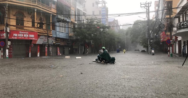 Phố phường Hải Phòng 'hóa sông' vì mưa lớn kéo dài - Vimarsana News