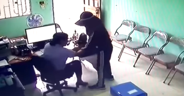 Nhân viên quỹ tín dụng kể phút đối mặt với nghi phạm cầm dao khống chế cướp tiền - Vimarsana News