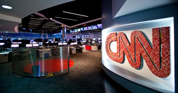 CNN sa thải 3 nhân viên không tiêm vắc xin COVID-19