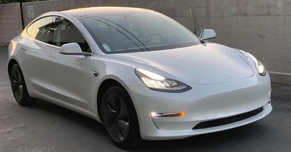 Xe điện Tesla tự động tăng tốc đột ngột cứu chủ nhân thoát khỏi tai nạn  trông thấy
