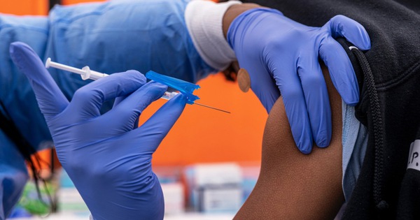 CDC Mỹ: Tiêm vắc xin và F0 hết bệnh, bên nào chống COVID-19 tốt hơn?