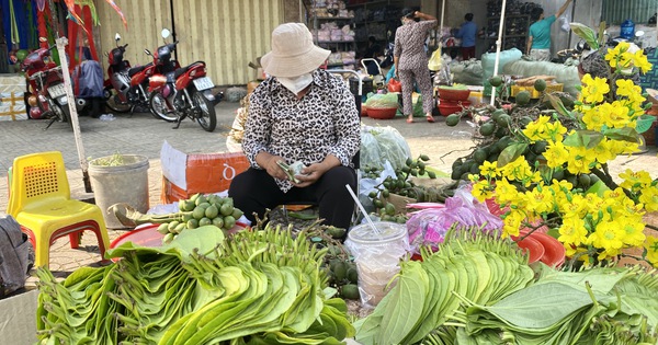 Những hàng trầu cau cuối cùng ở chợ Tết