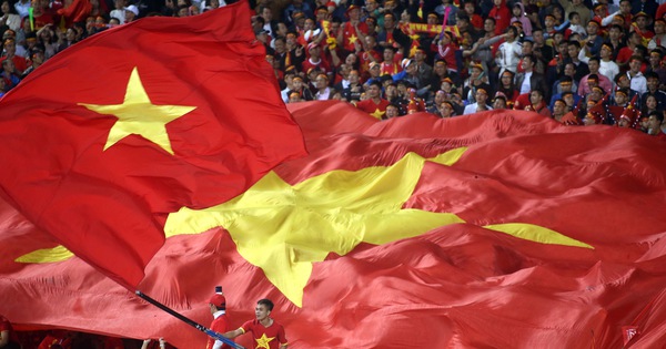 Cờ Tổ quốc: Cờ Tổ quốc Việt Nam là biểu tượng tinh thần cao đẹp của đất nước. Năm 2024, hình ảnh cờ Tổ quốc được nâng cao giá trị và ý nghĩa trong lòng người dân. Bởi nó mang đến sự đoàn kết, chủ nghĩa xã hội, tình yêu đất nước và lòng tự hào dân tộc. Chúng ta hãy cùng nhau ngẩn người trước vẻ đẹp của Cờ Tổ quốc.