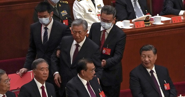 thumbnail - Tân Hoa xã: Ông Hồ Cẩm Đào được đưa ra khỏi phiên bế mạc Đại hội 20 vì không khỏe