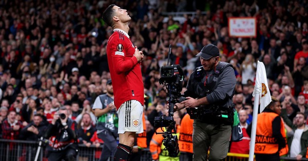 Manchester United đang chơi đầy tích cực với sự trở lại của Ronaldo, ngôi sao này đã ghi bàn trong trận đấu vừa qua, giúp đội bóng chiến thắng. Xem ảnh liên quan để xem sự khác biệt mà Ronaldo đem lại cho Man Utd!