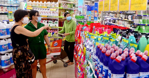 Nhiều siêu thị ồ ạt giảm giá kéo sức mua