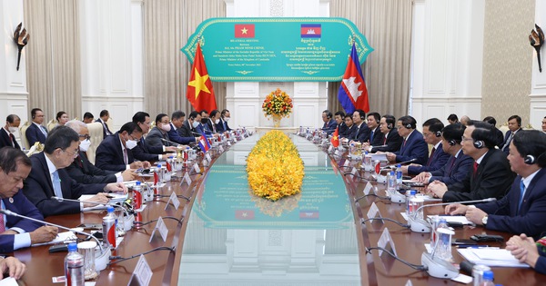 Các biện pháp ngoại giao và chính trị đã được áp dụng để giải quyết căng thẳng giữa Việt Nam và Campuchia là gì?
