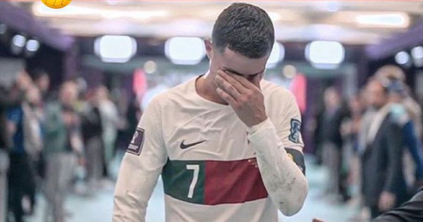 Không bỏ lỡ bức ảnh E-xi-t! Một hình ảnh đầy cảm động với Ronaldo khóc sau trận đấu trong đường hầm. Hãy xem để cảm thấy sự khát khao và tinh thần đôi khi cần được giải tỏa.