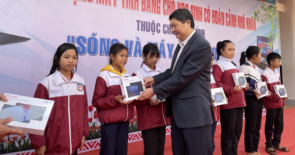 Trao 14.000 máy tính bảng cho học sinh Đắk Lắk