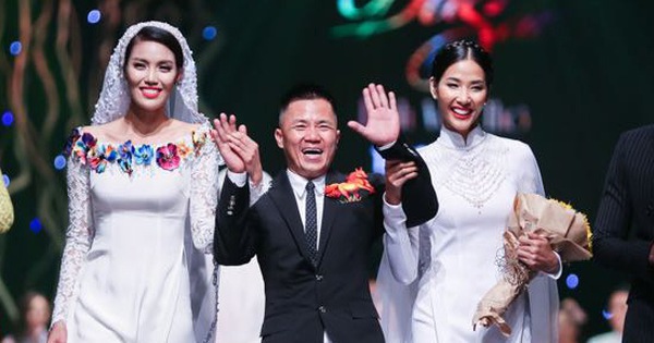 Đinh Văn Thơ thực hiện show thời trang áo dài 'Gõ cửa 90' nhân Ngày quốc tế hạnh phúc