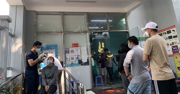Người dân chen chúc chờ test, lấy giấy xác nhận khỏi bệnh, trạm y tế ở TP.HCM nói gì?