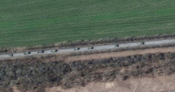 Image of a 13km long Russian military convoy moving in eastern Ukraine
