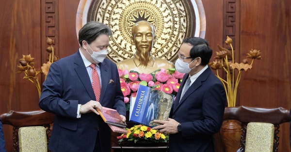 Secretary Nguyen Van Nen presents books to the US ambassador